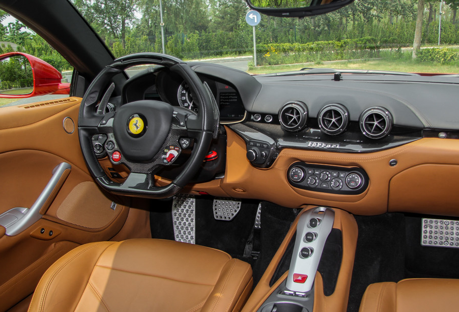 法拉利f12车身稳定,内饰优雅简约,你们有没有心动呢