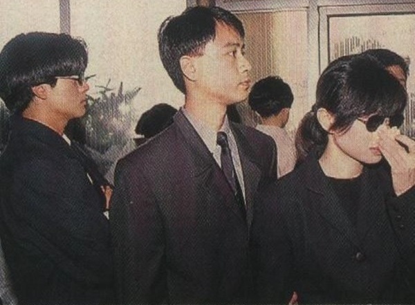 老照片:黄家驹葬礼现场,日本人前来扶灵,心爱的吉他随葬