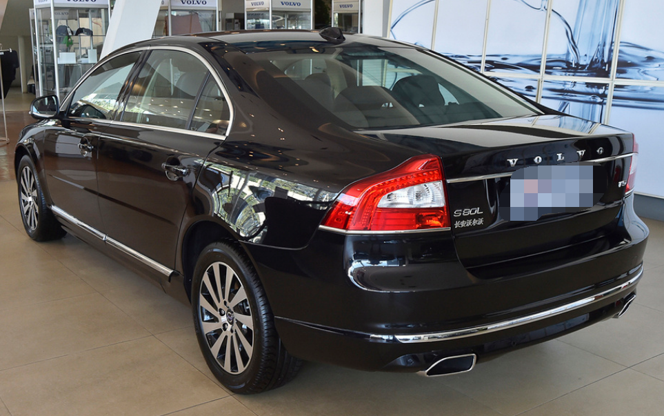 沃尔沃s80l的外观中庸大气,没有一点浮夸,车身线条走向平稳,整体中规