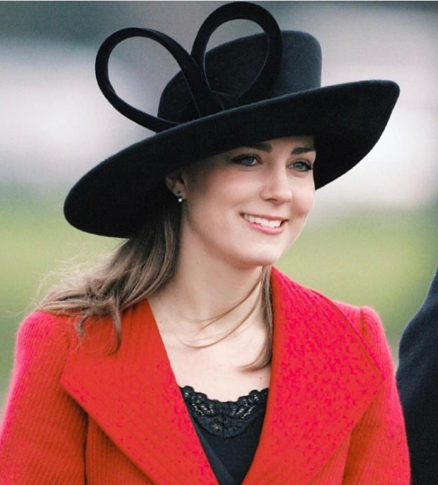年轻时候的凯特有多美,红色衬得皮肤雪白,头戴小礼帽优雅又可爱