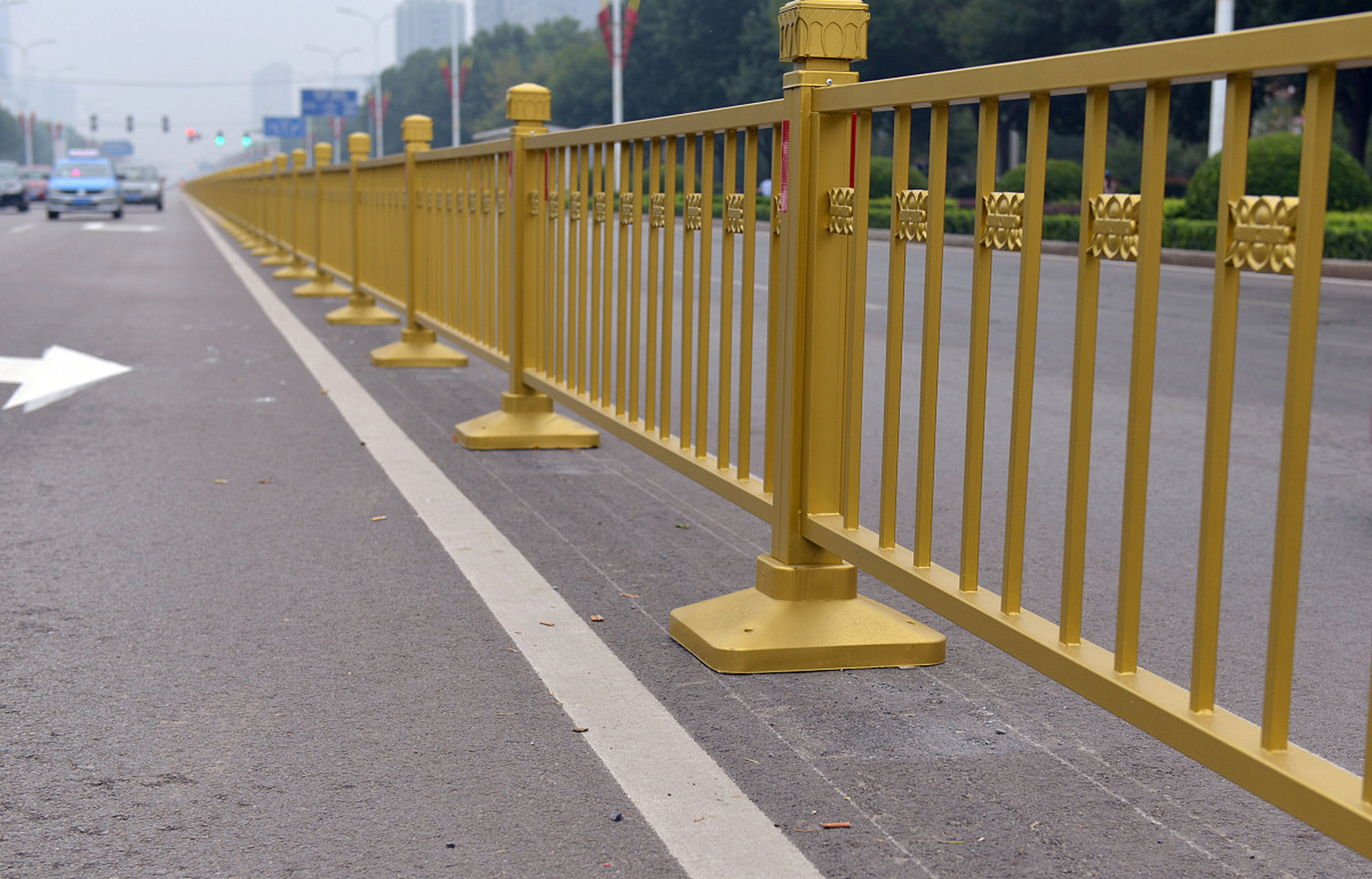 由于部分柳州市政护栏网都是在室外使用的,难免会有风吹雨打的日子