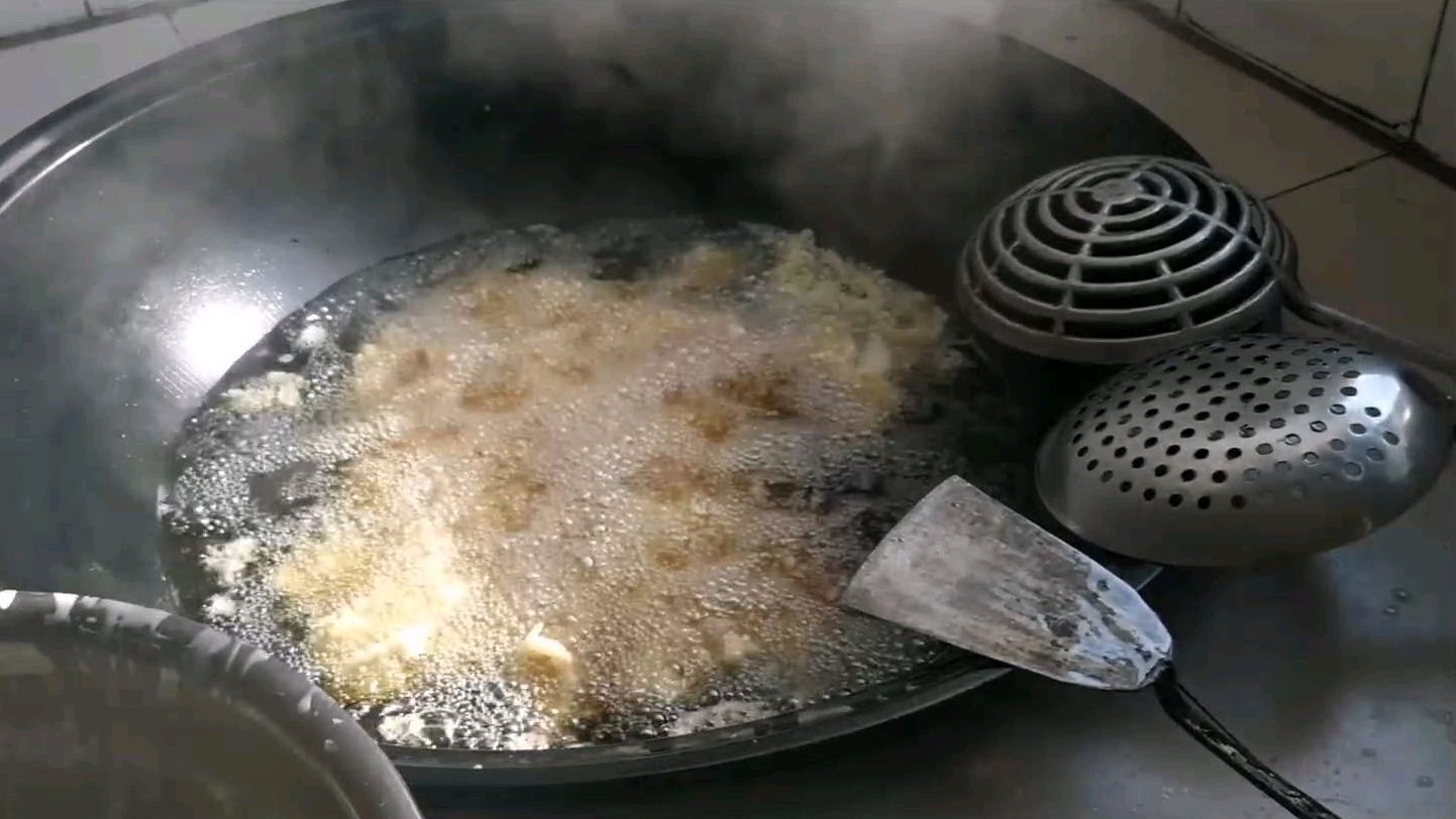 每到炸年菜,年就要到了,老五在家忙里忙外,帮忙做点小事