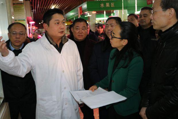 晏丽君检查春节前城区市场供应和食品安全工作