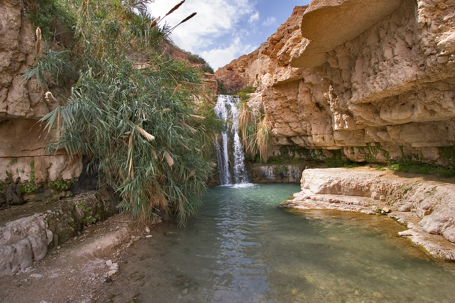 忽忽水风景名胜区位于石家庄市平山县,集自然风光,人文景观和历史文化