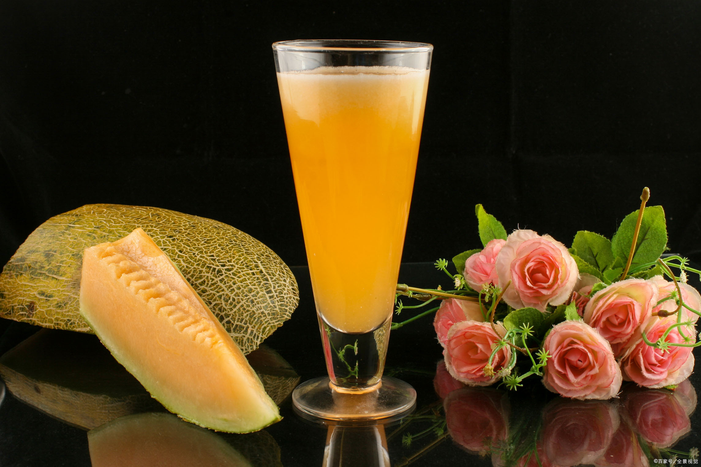 搅打细腻即可 喜欢口感细腻的,过滤一道即可 【哈密瓜汁】大约4元 所