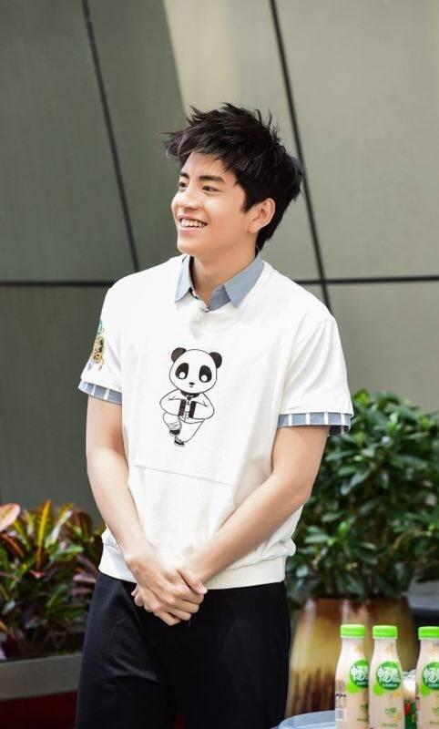 王大陆不吃孩子,侧脸娇羞帅气别有一番味道