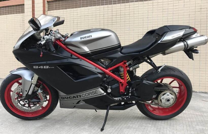 思域碰撞摩托车,被索要高额维修费,车主调侃:穷疯了吧!