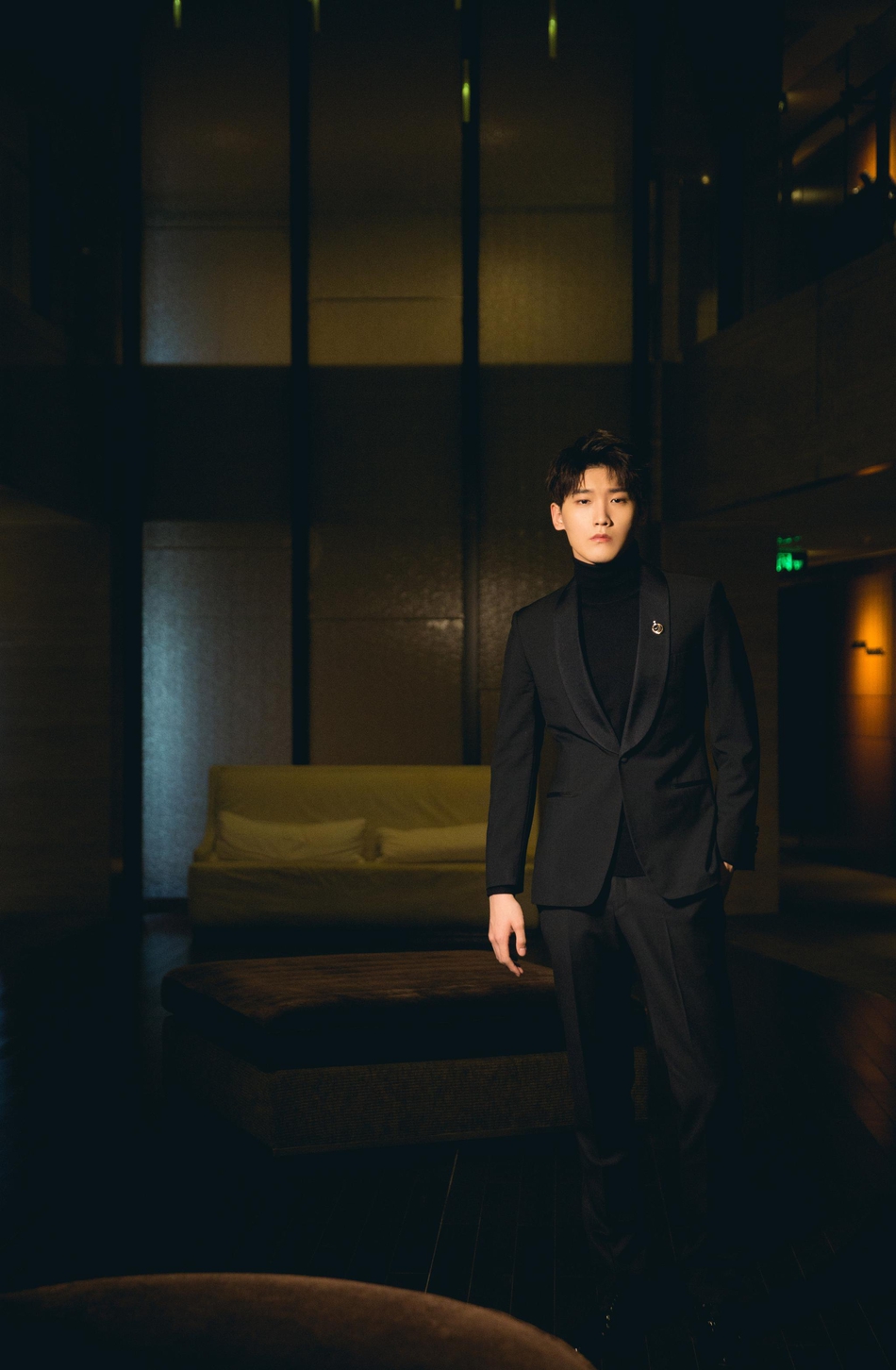 近日,邢昭林亮相某活动,一袭黑色西装夺人眼目,矜贵优雅风度翩翩又