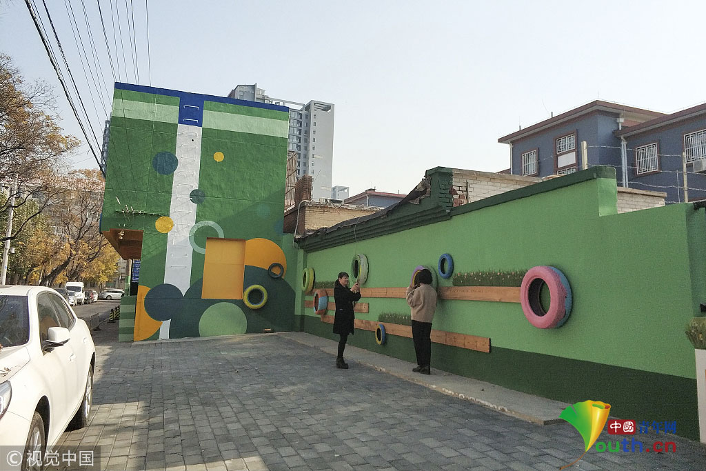 北京团结湖老旧小区围墙彩绘美化 变身"网红墙"