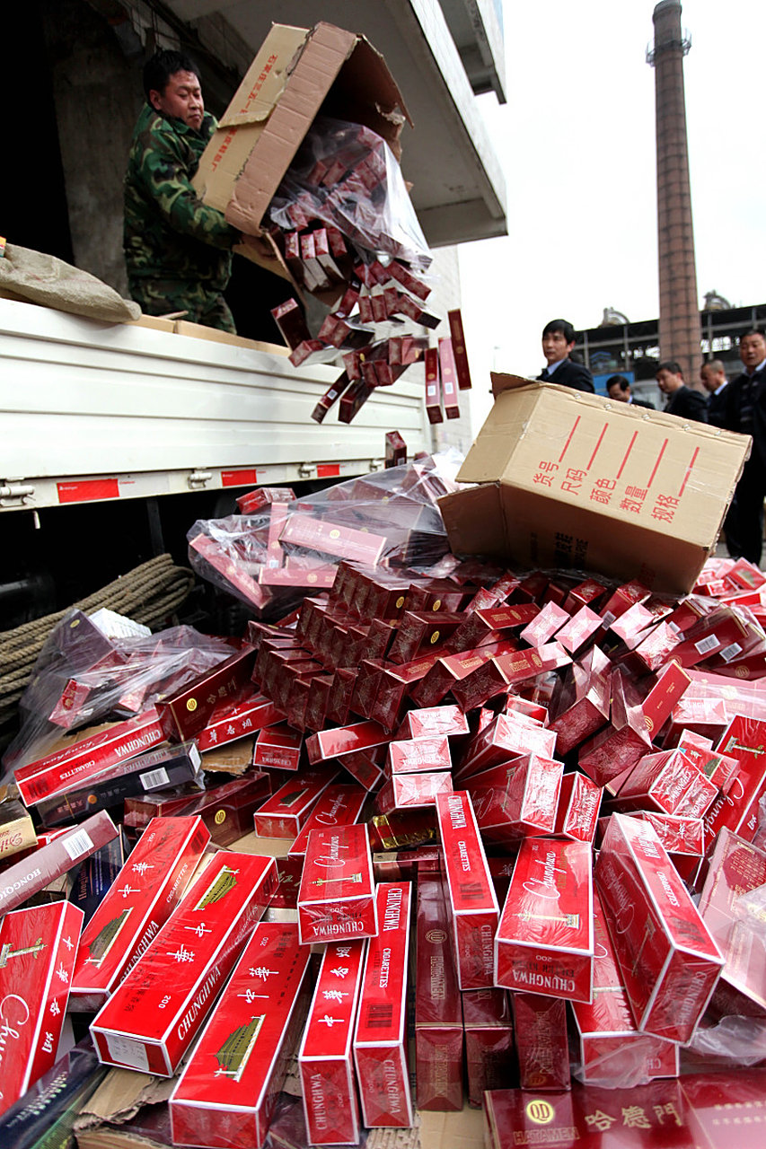 河南新乡,一包工头在当地买了117条香烟,准备开车拉往外地,不料还未