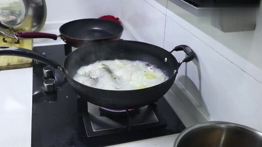 下奶神器鲫鱼汤,汤白如奶,孕妇离不开的一道美食