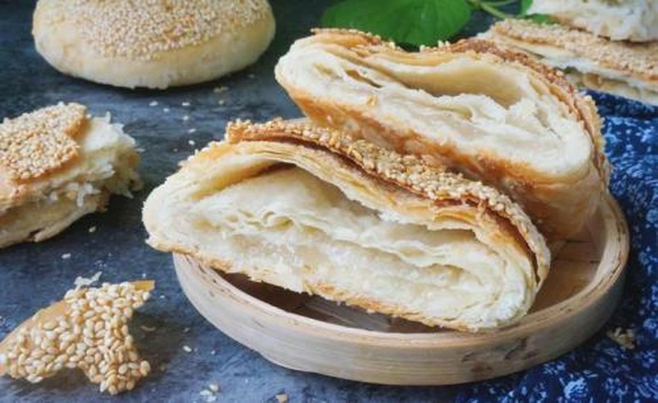 立冬创意美食#"半疙瘩"是襄垣县的一种名小吃,原名"酥丝饼",色泽交破