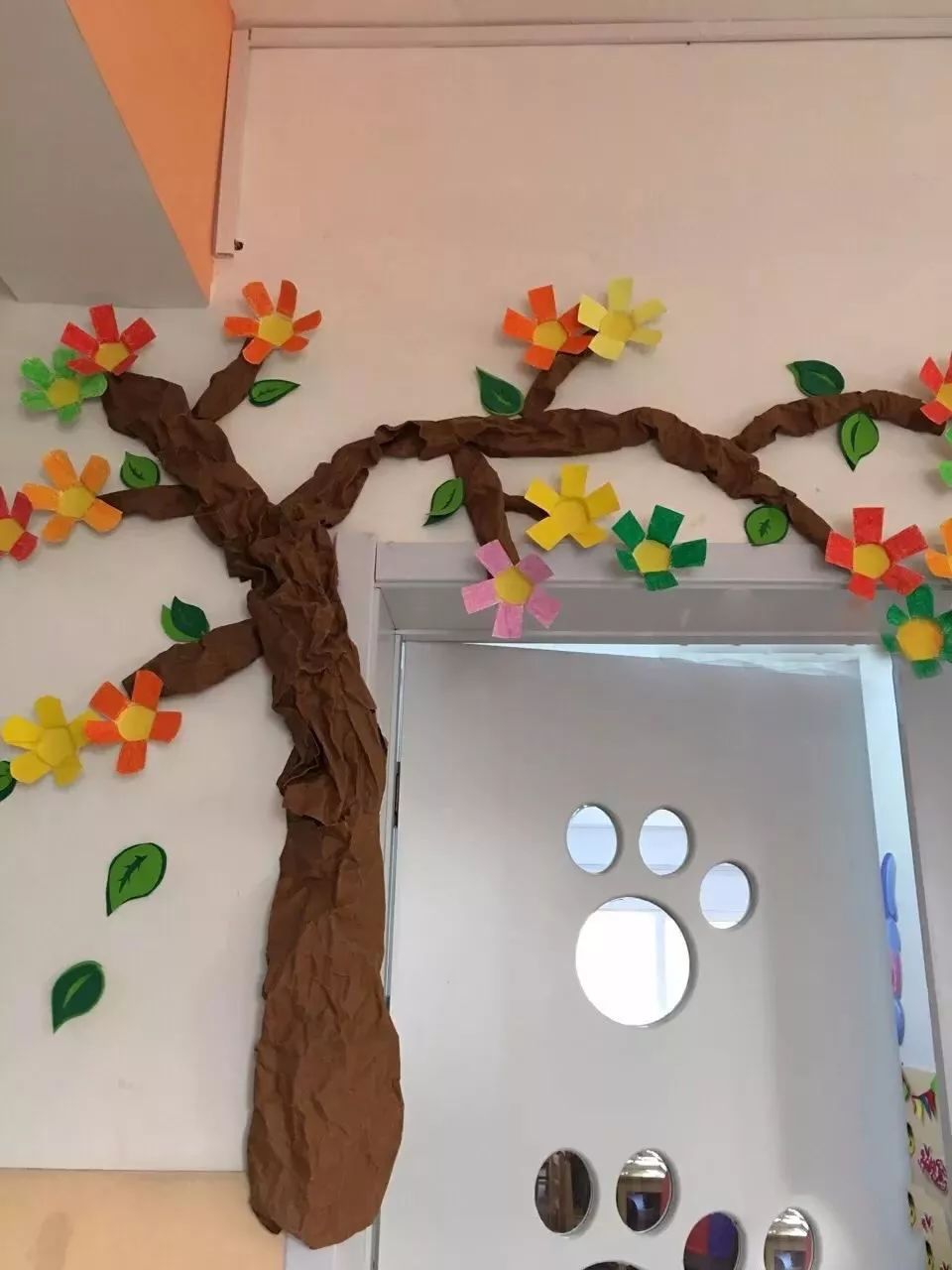 幼儿园门窗这样布置,瞬间变得春意盎然