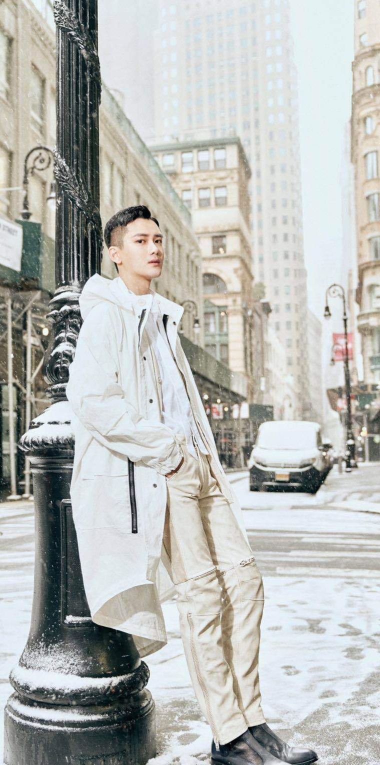 熊梓淇穿紫靴大花衣,不娘反酷,陈都灵丝袜配高跟鞋全无清纯气质