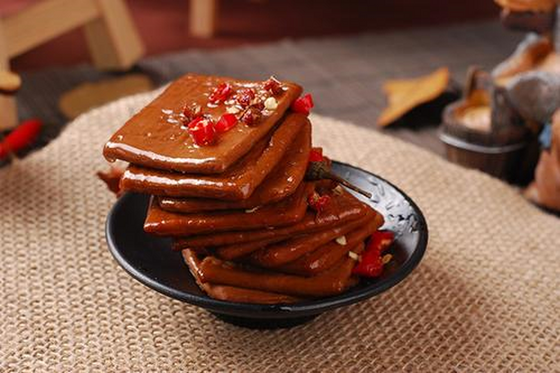 古老相传,清乾隆游历江南,品尝到五城茶干时,特在茶干上印下无字印,誉