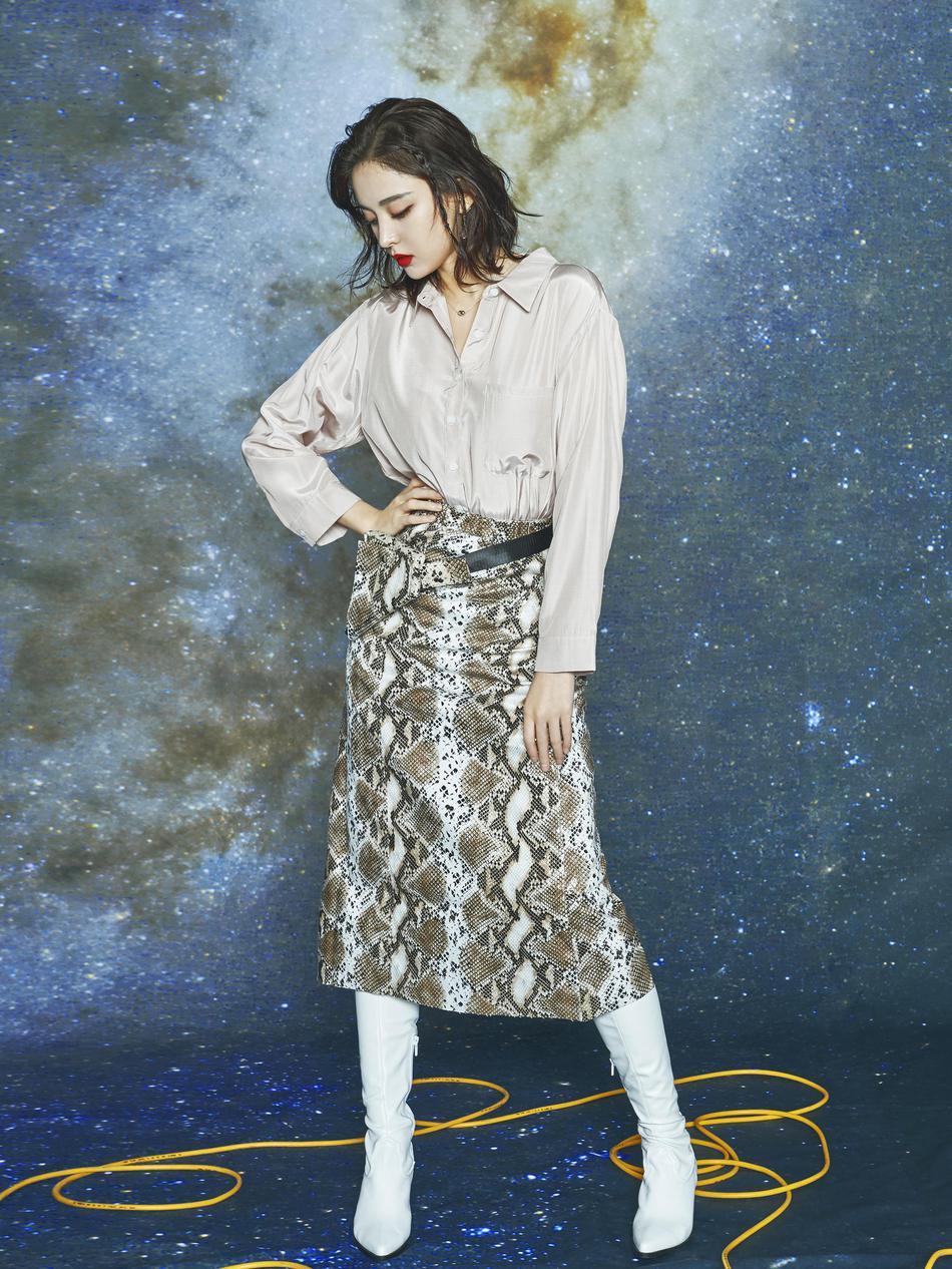 她借助一根黄色的绳子,增加了写真的新颖感和层次感.