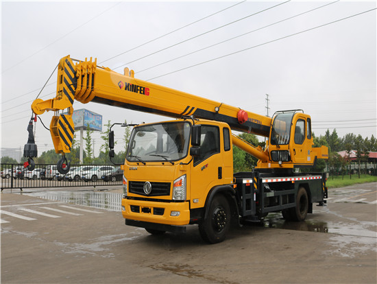 新飞工东风华神12吨起重机