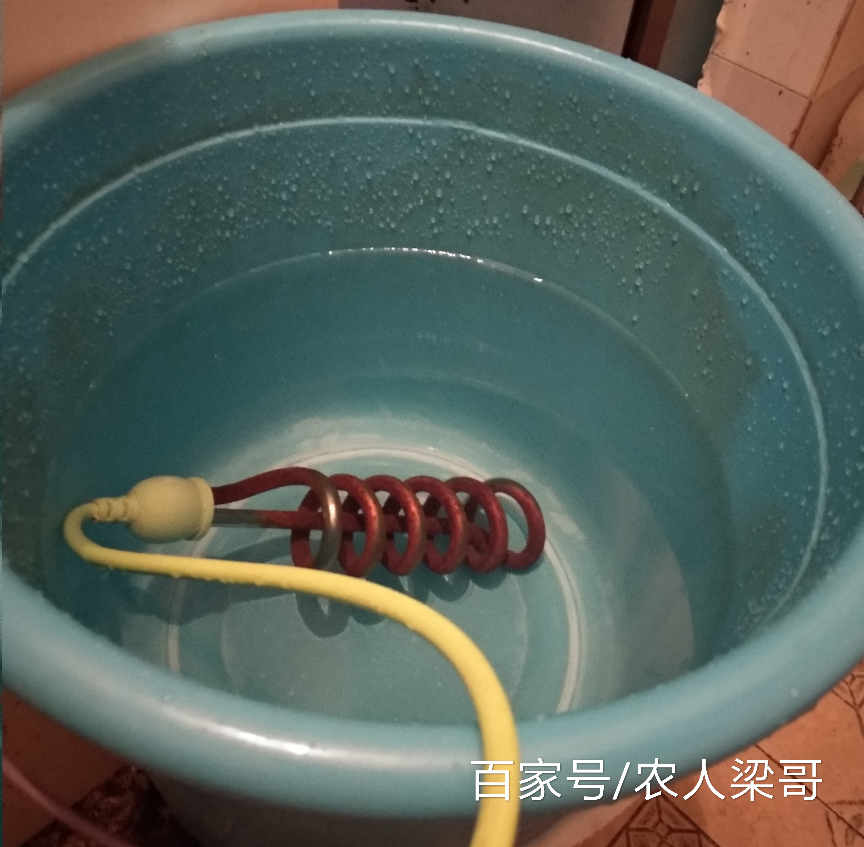 在外打工天冷了都用电热棒烧水,不过专家说了这个危险要禁用