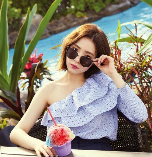 申世京这张宣传写真照,真的很好看,这个短发很适合她.