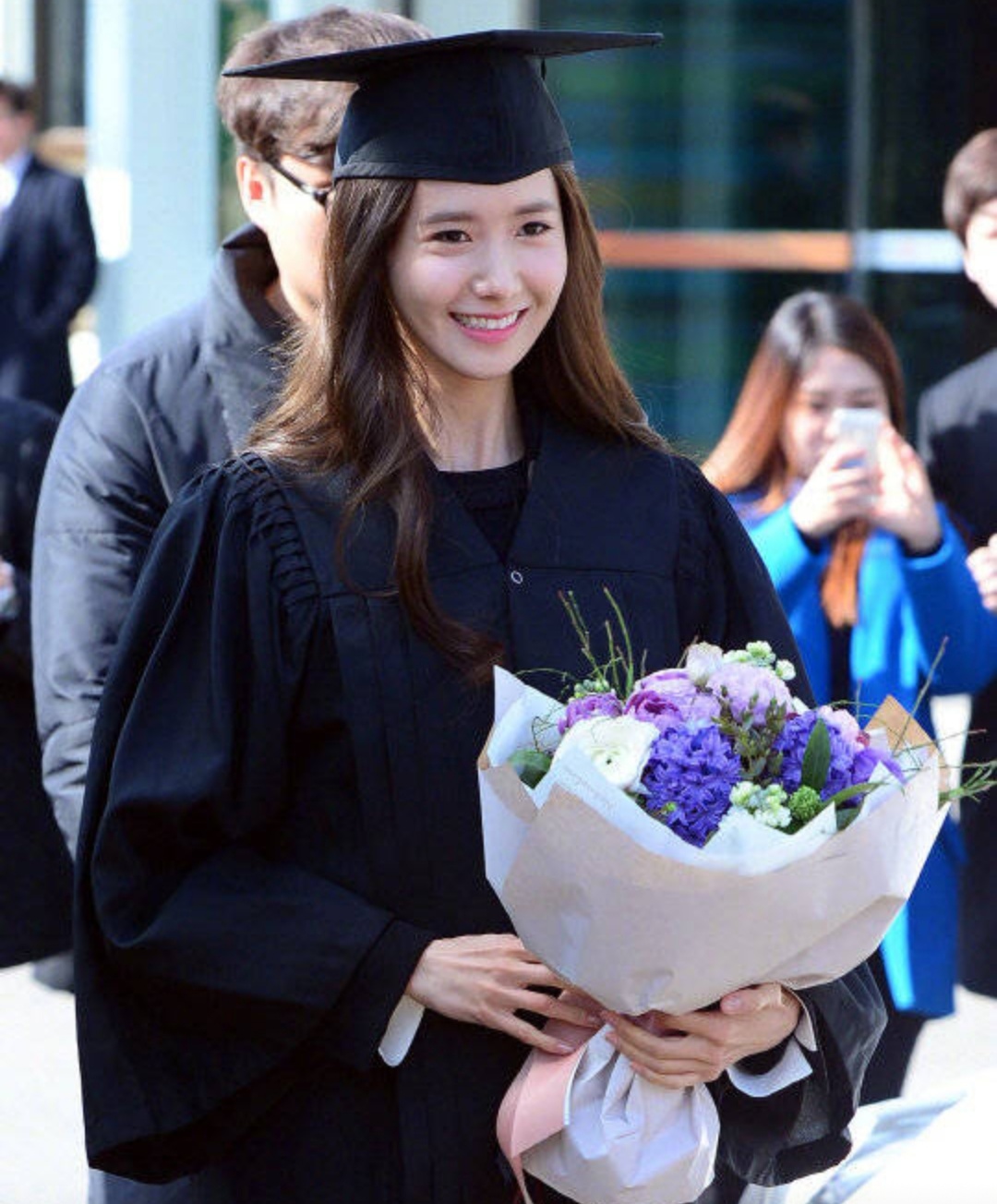 林允儿东国大学拍摄毕业照.