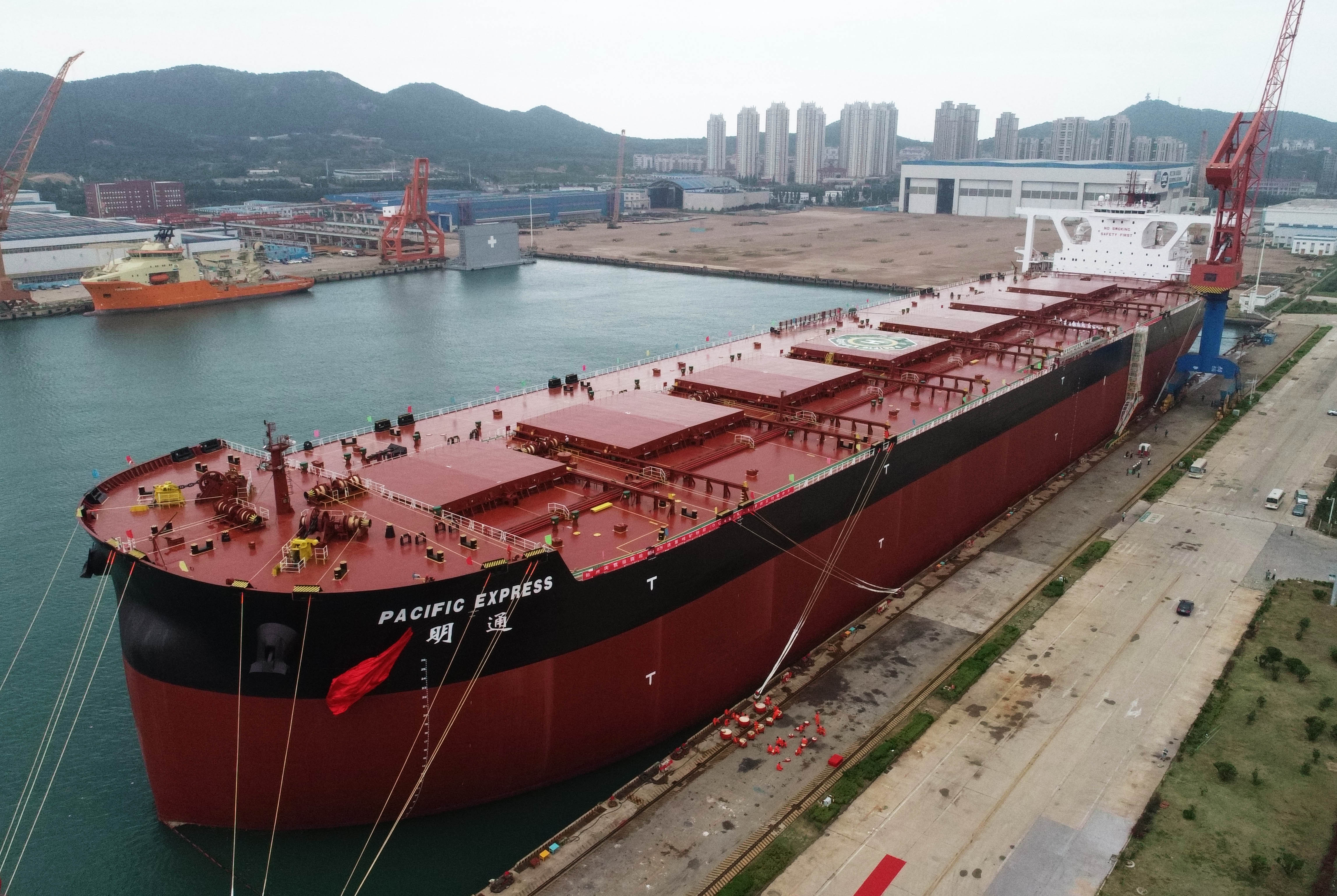 "中国造"超大型矿砂船"明通"轮交付使用(2)