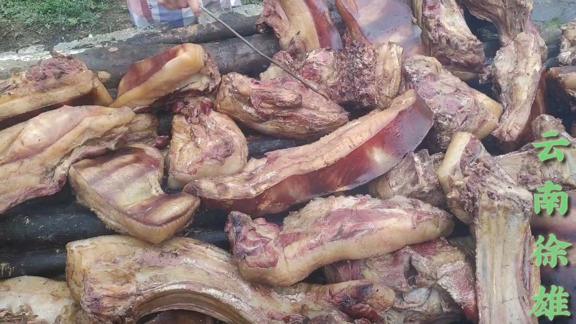 云南昭通农村熏腊肉的过程你见过吗