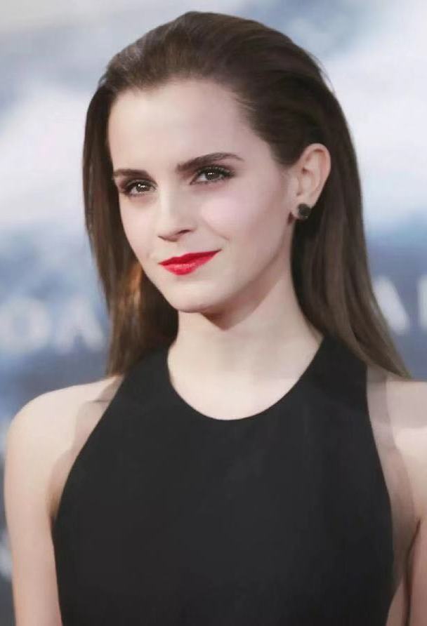 "赫敏"从10岁美到28岁,黑色套装也能演绎不同美感