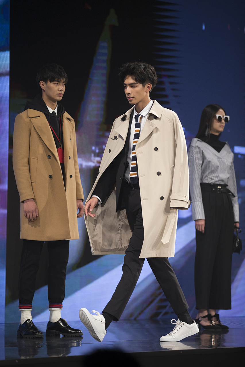 宋威龙和于妈解约后得有一段时间在家抠脚了,和于妈的官司还得打一段