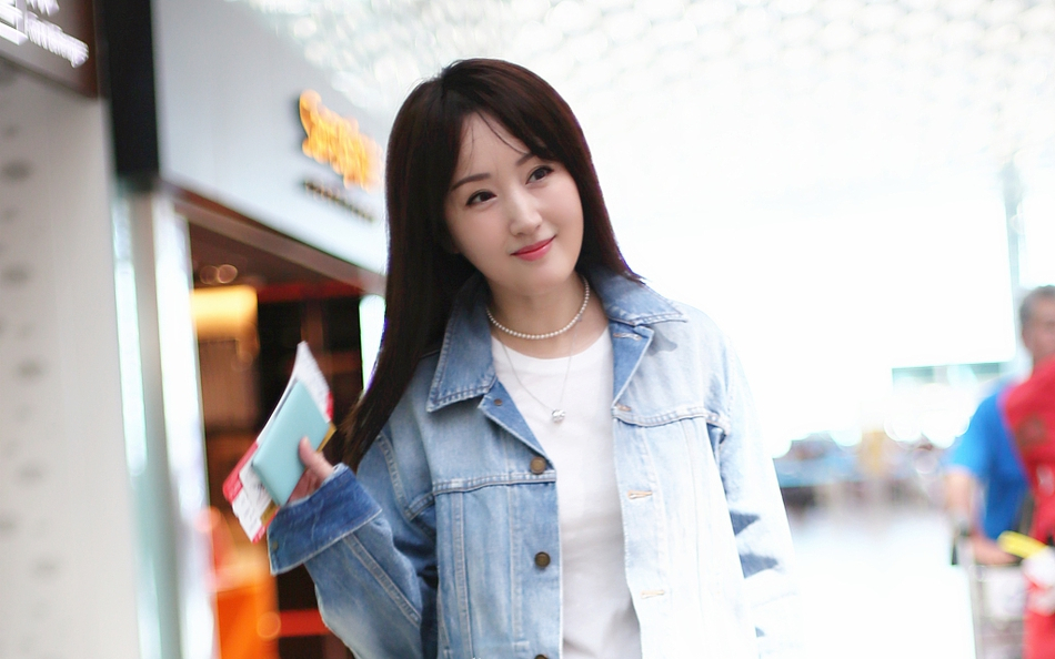 2019年5月19日,深圳,杨钰莹现身机场.