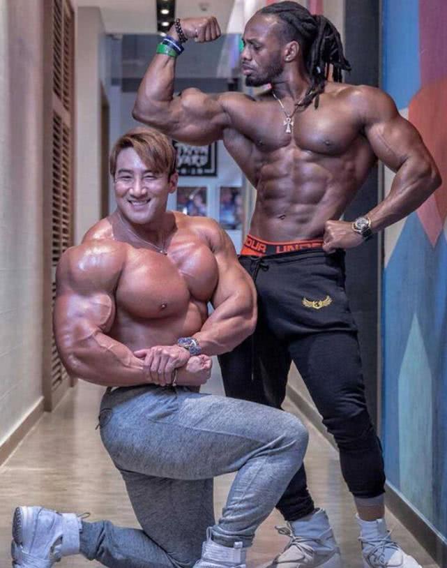 亚洲最会跳肌肉舞男神,最顶级健美兽化人黄哲勋,从瘦小变壮男!