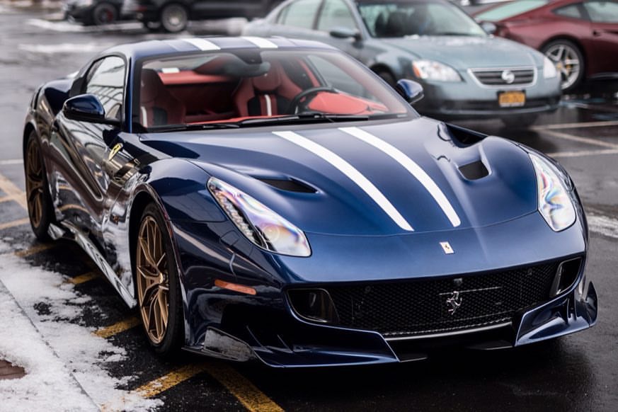 深蓝色的法拉利f12 tdf,外观改装得很漂亮