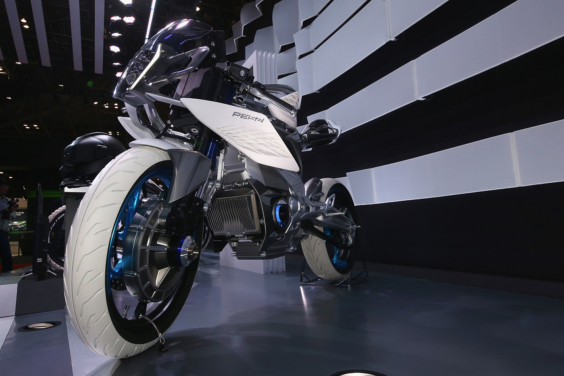 春风250sr摩托车是一款性能和外观出色的运动型摩托车,价格因地区