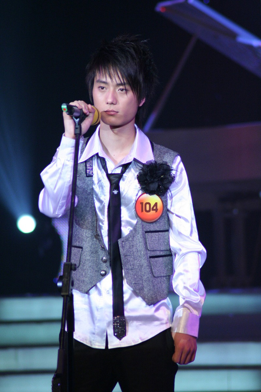 快男比赛时他的人气其实挺旺的,可惜淘汰的早所以被粉丝淡忘了.