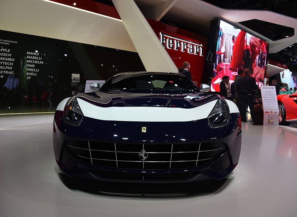 这样的法拉利 f12berlinetta,动感时尚,科技感十足,你会喜欢吗