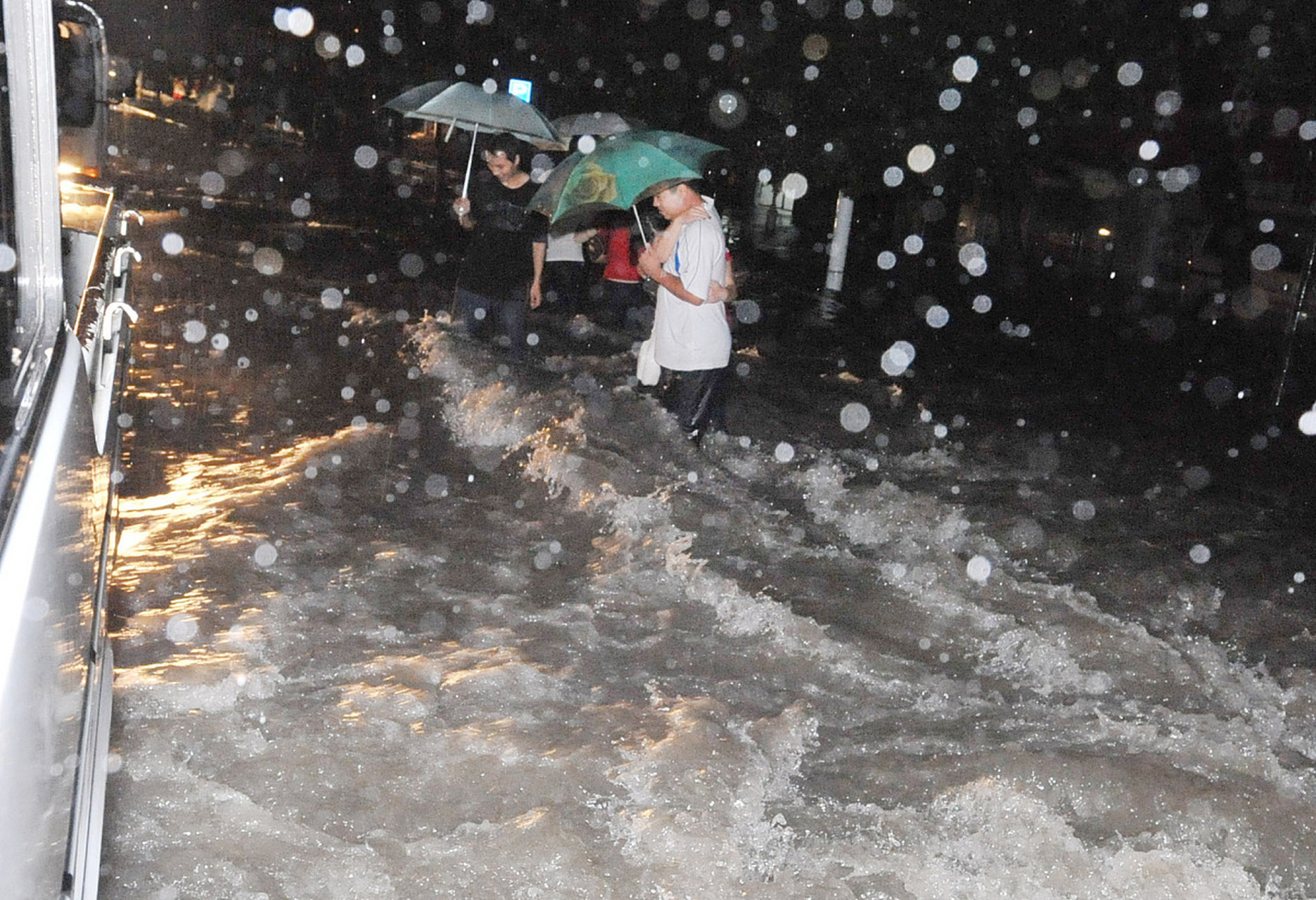 近日,北京房山遭遇连续暴雨,灾区居民生活遭受巨大冲击.