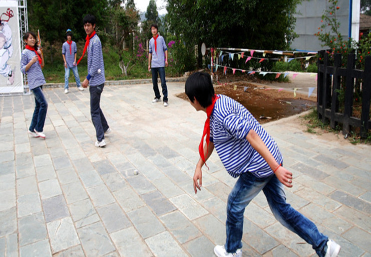 跳大步:我们那里叫跳大步,经常在课间休息的时候,几个人一起分成两组