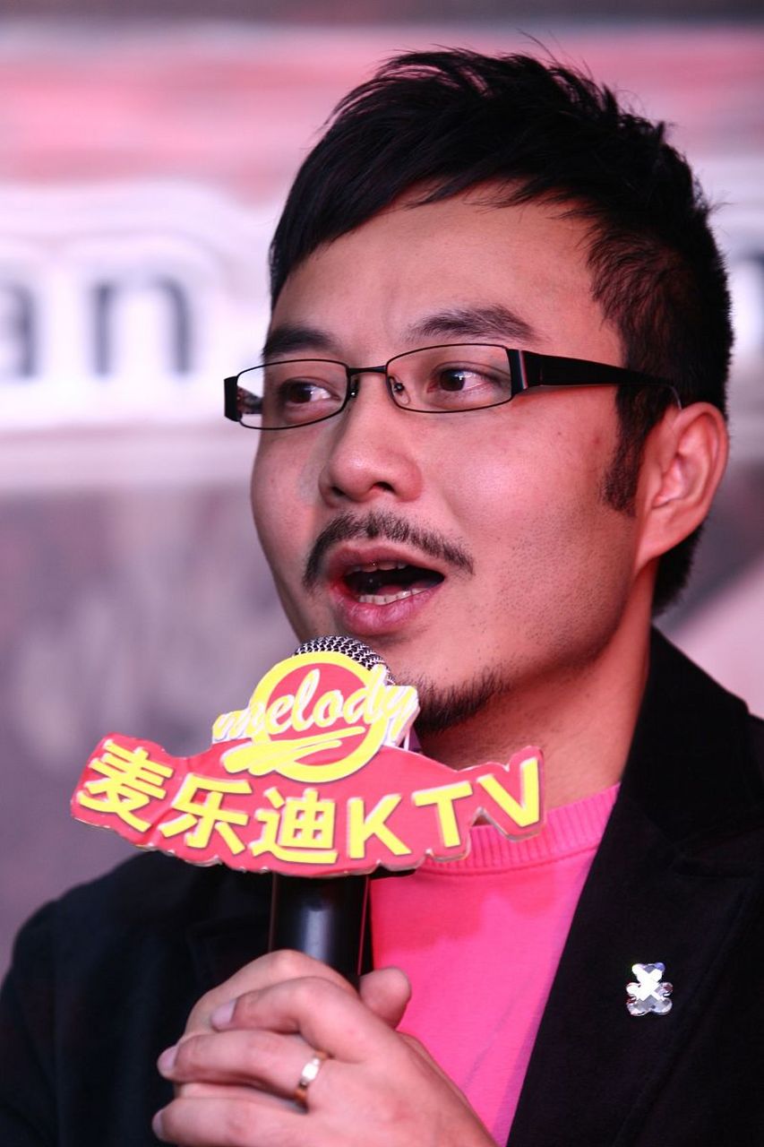 10岁了 2,婚姻状况:离异后再婚,现任妻子是芒果台的主持人杨乐乐;前妻