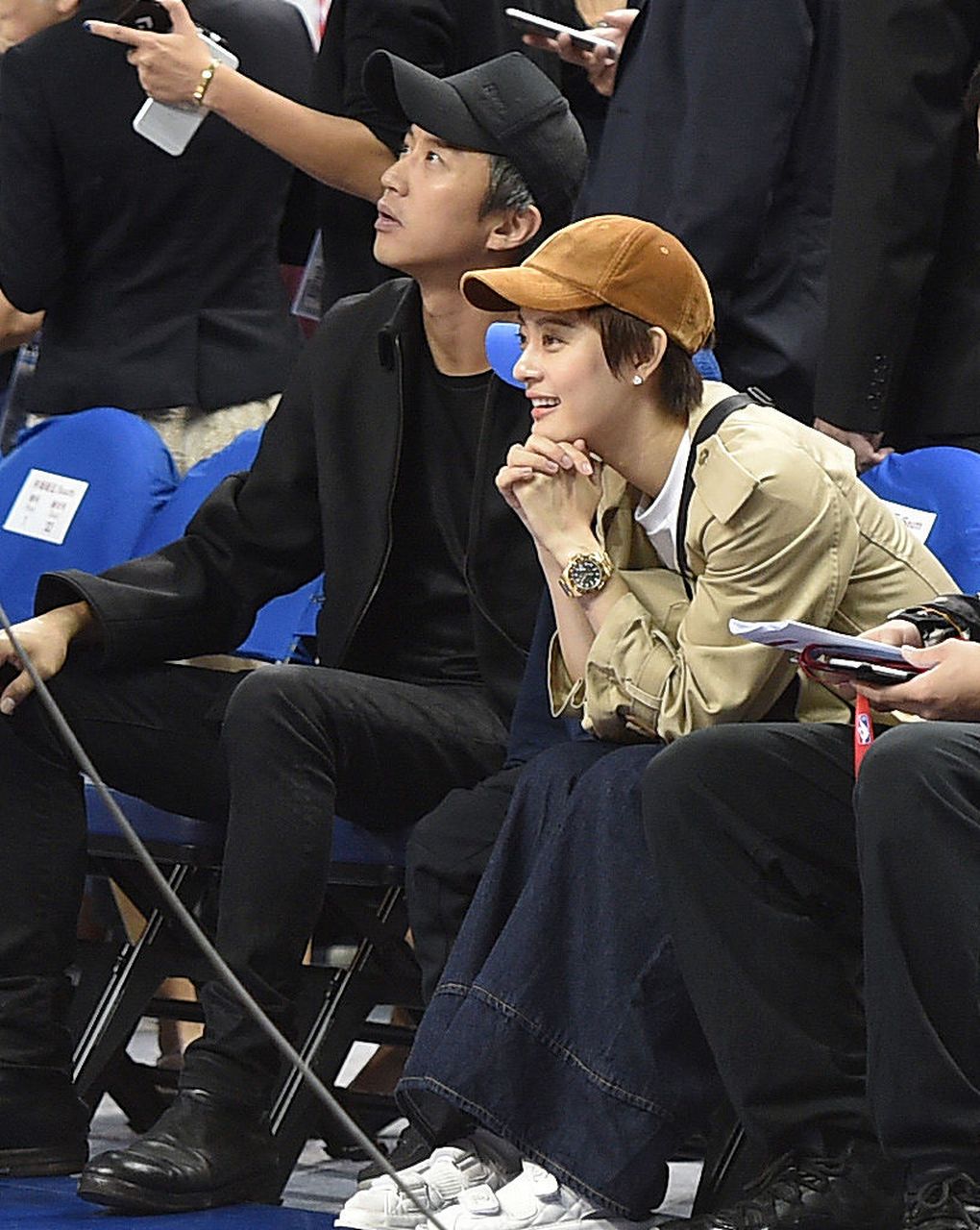 邓超孙俪捐款20万资助100名困难学生#,这一善举不仅彰显了他们的公益