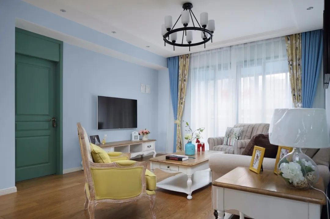 刷乳胶漆的电视墙,简单省钱,也耐看大方