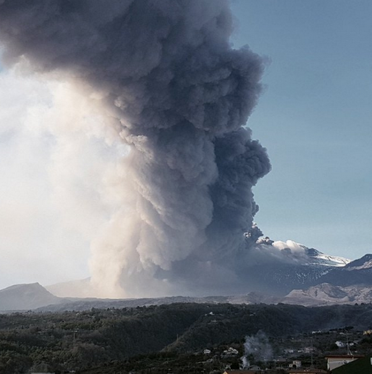 由於火山活動導致能見度很低,埃特納火山周圍空域已經部分對飛機關閉