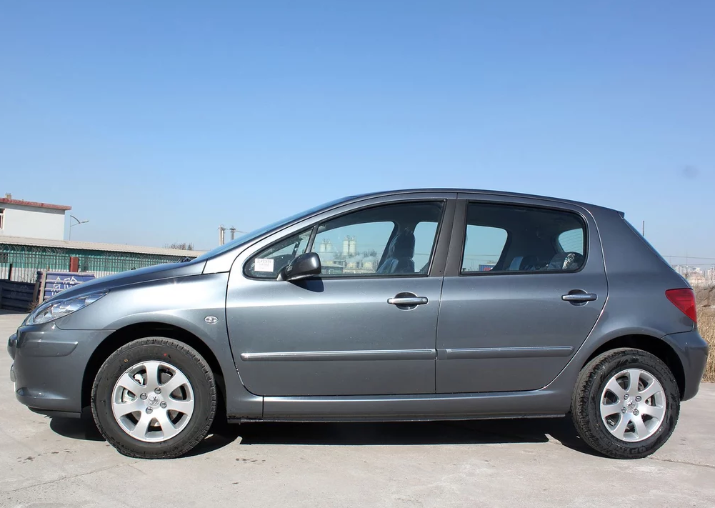 这款车侧身的线条很流畅,侧身整体给人的感觉很厚实,很稳重.