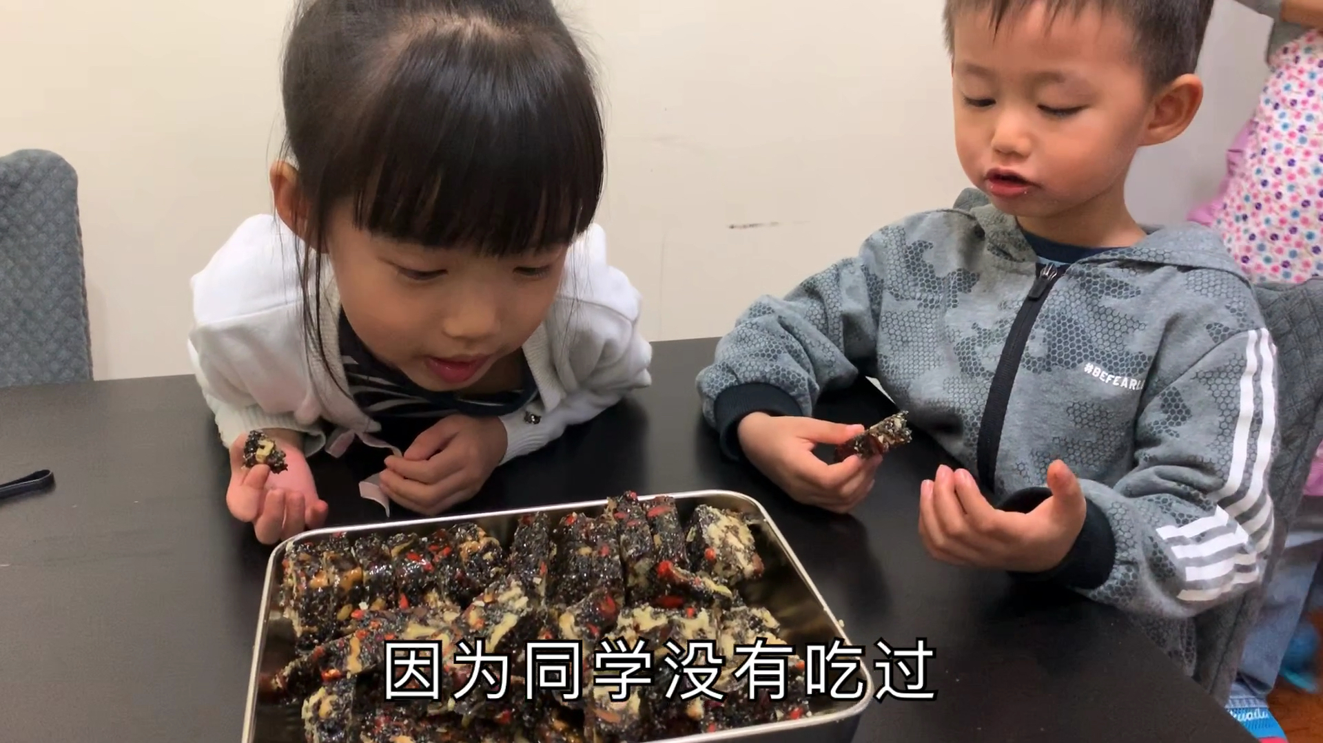香港媳妇越来越好了,做了芝麻核桃糕,营养不输给阿胶