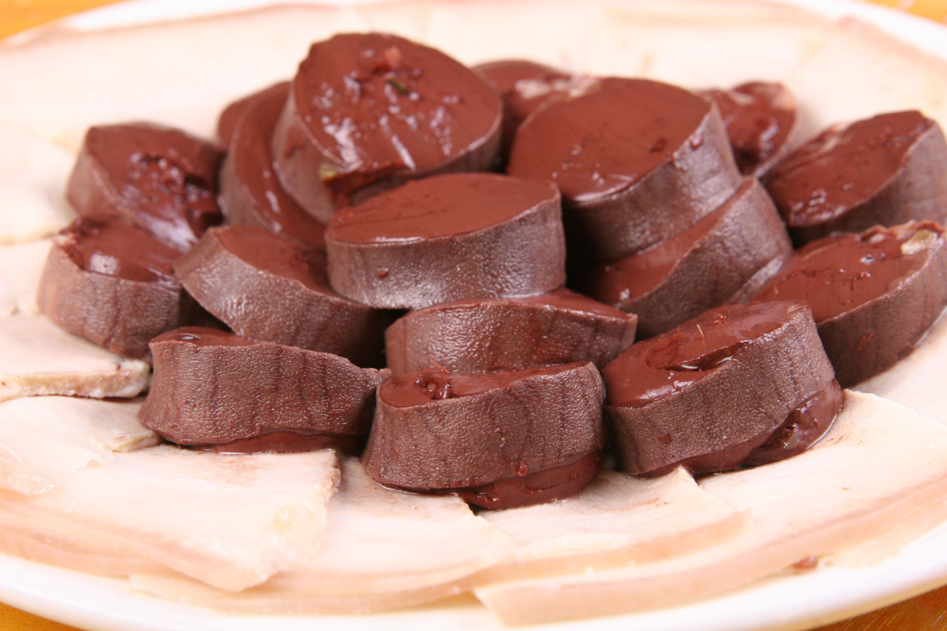 地处燕山腹地的兴隆县,在饮食风俗上最具特色的莫过于"吃血肠"了.