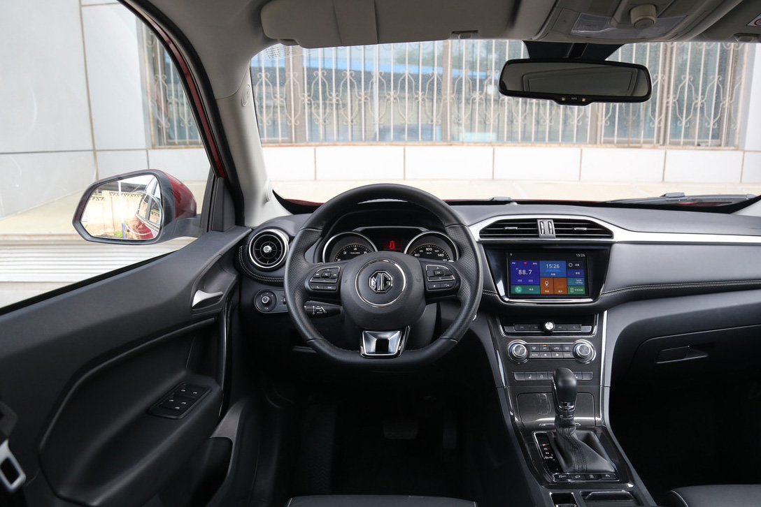 名爵gs外观时尚动感,内饰富有豪华感,指导价为9.88万起