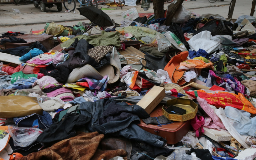 爷爷捡废品10年,堆满40平狭小房间,女儿一气之下全扔掉!