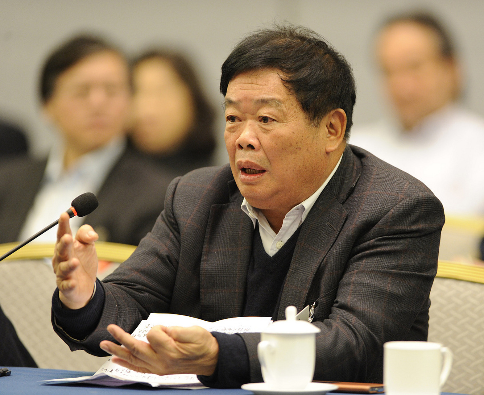 一个名牌大学生到福耀公司求职,曹德旺在看了简历后直接说:"你去锅炉