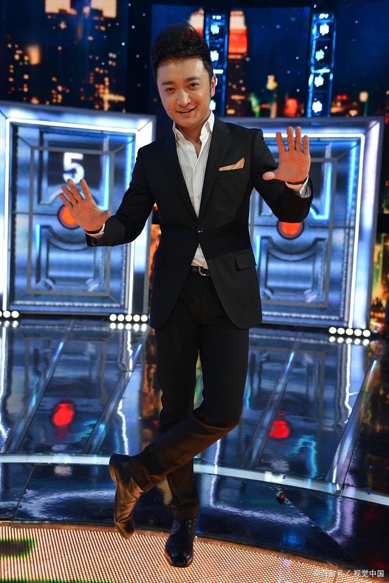 尼格买提录节目面部受伤,撒贝宁协助处理伤口