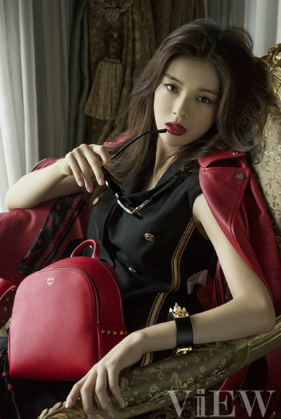 韩星李善彬,网友:站着坐着都很美