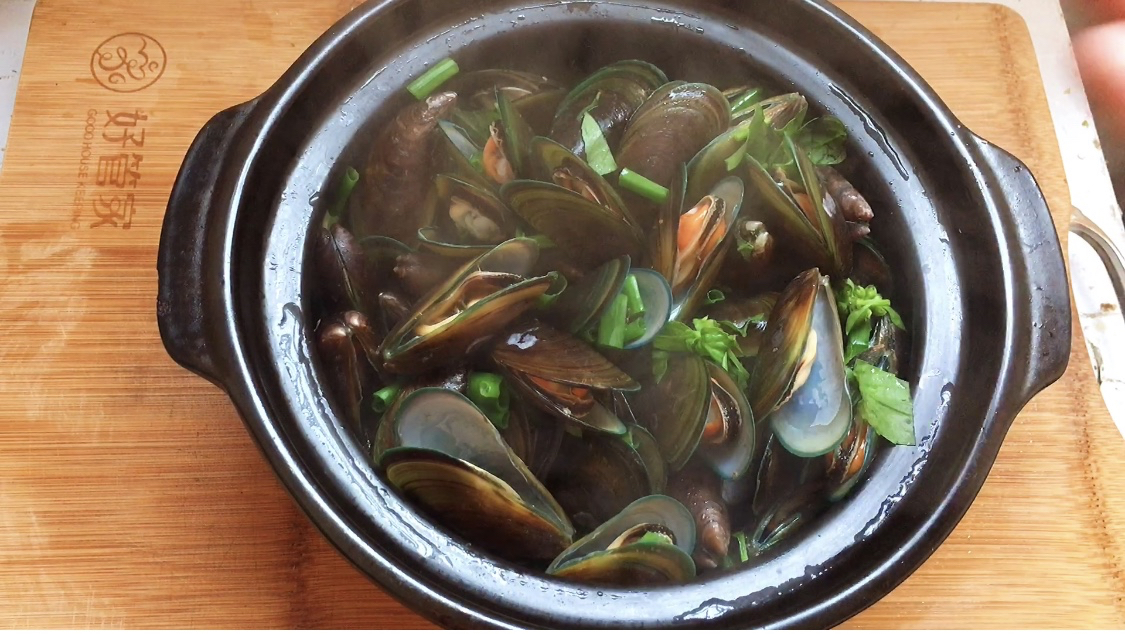 煮青口贝(淡菜),还是广东潮汕做法好,不加一滴水,肉质鲜甜!