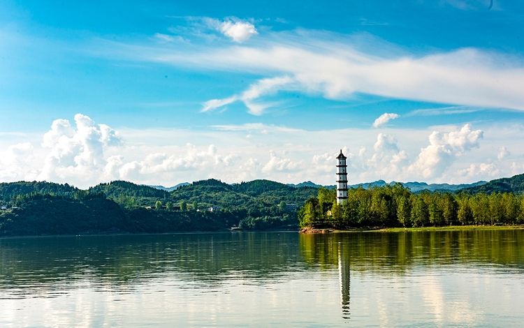 凤鸣塔也叫香炉山塔,因为塔的形状貌似香炉.